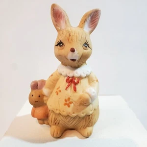 Figura antropomórfica de conejito de cerámica Henriksen Imports de colección con muñeca bebé - Imagen 1 de 6