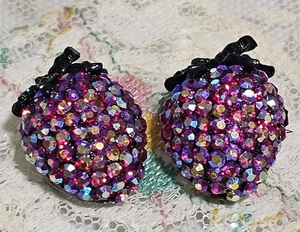 2 Vintage Broschen Weiss Erdbeere AB Strass mit schwarzer Emaille Hardwear - Bild 1 von 12