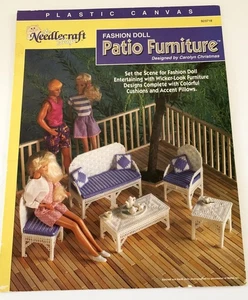 1992 Needle Craft Shop MODEPUPPE KUNSTSTOFF LEINWAND TERRASSENMÖBEL SET MUSTER - Bild 1 von 1
