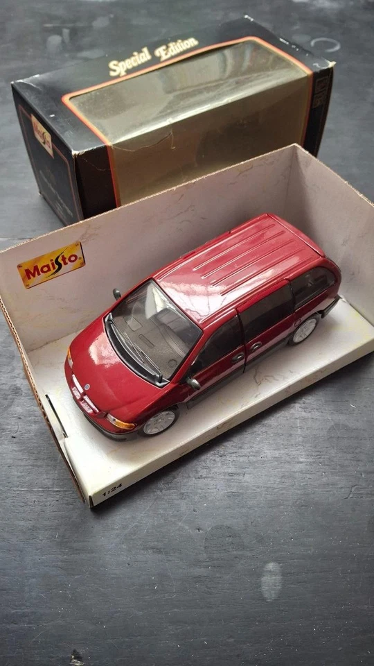 Chrysler Voyager '96 - 1:26 - Maisto - Immagine 1 di 4