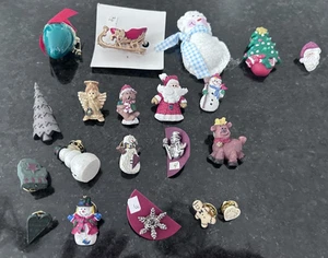 Lote de prendedores de Navidad vintage - 18 - 20 broches de vacaciones - muñecos de nieve, Santa, árboles, ángeles - Imagen 1 de 22