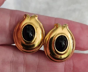 VINTAGE FENDI CLIP-ON-OHRRINGE GLÄNZEND GOLDFARBEN SCHWARZER ONYX CABOCHON 0,75" - Bild 1 von 5