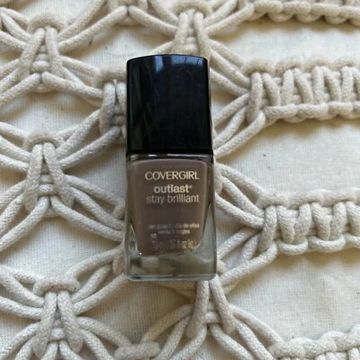 ESMALTE DE UÑAS COVERGIRL OUTLAST STAY BRILLANTE 220 ALMENDRA TOSTADA  Foto 1 de 2