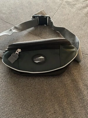 American Tourister 尼龙奶包 — 第 1/3 张图片