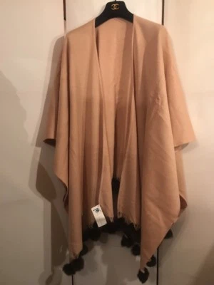 ¡NUEVO! Mantón Portolano Grande 100% Lana Beige con Flecos de Pompón de Piel de Conejo Nuevo con Etiquetas $570 Foto 1 de 4