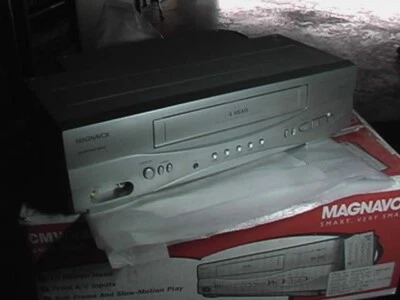 Leitor e gravador VHS Magnavox CMWV-405. Caixa aberta nova em folha! - Imagem 1 de 4