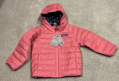 NUEVO CON ETIQUETAS Patagonia Bebé Reversible Plumón Suéter con Capucha 12-18 Cosmic Sea Nuevo Azul Marino Rosa Foto 1 de 4