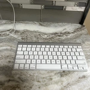 Apple A1314 Wireless Keyboard White / Silver Trim - Picture 1 of 3