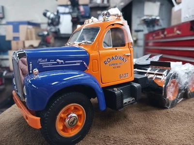 ROADWAY EXPRESS B MACK CAB TRUCK FIRST GEAR 1/25TH SCALE DIECAST METAL LAST ONE - Image 1 of 4