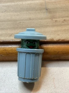 Bote de basura emergente de los Muppets Oscar The Grouch Twist Sesame Street Oscar B16 de los años 80 - Imagen 1 de 3