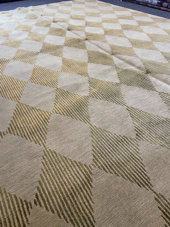 NEW Modern/Contemporary Tibetan Rug, Size 6x9, Handwoven Silk/Wool Combination - Image 1 of 4