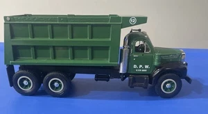 Camión de volteo Don Mills modelos 1960 modelo B-61 Mack verde - Imagen 1 de 24