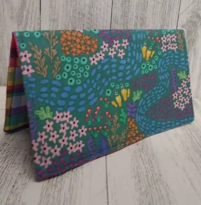 Cubierta de chequera de tela verde azulado floral billetera porta documentos hecha a mano lista Foto 1 de 2