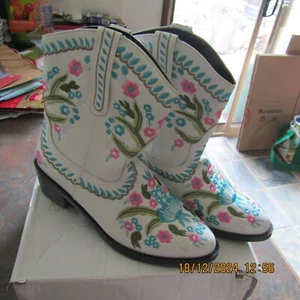 Par de botines blancos para dama NUEVOS talla 9 ideales para bota scooting. - Imagen 1 de 7