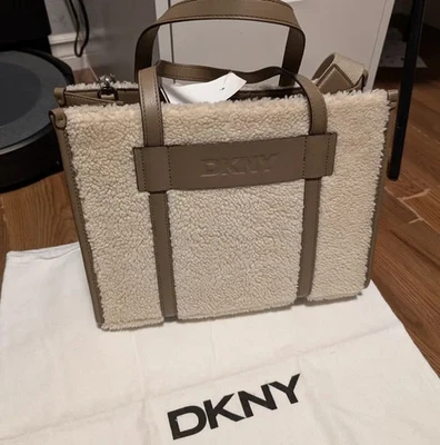 Envío gratuito 🌎 Bolso de mano mullido peludo con correa ajustable beige tostado crema DKNY NUEVO CON ETIQUETAS Foto 1 de 4
