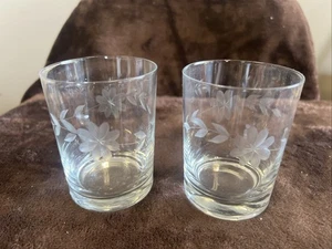 Vintage 4” Flower Etched Whiskey Glasses Lot Of 2 - Picture 1 of 3