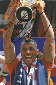 HULL CITY: JOSH MAGENNIS SIGNED 6x4 TROPHY CELEBRATION PHOTO+COA - Picture 1 of 1