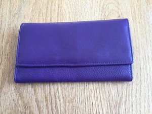 Portafoglio stile libretto assegni in pelle viola Pielino - Foto 1 di 3
