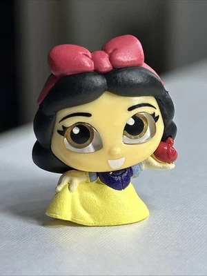 Disney Doorables Serie 6 Blancanieves Mini Figura Juguete Coleccionable con Manzana Foto 1 de 4