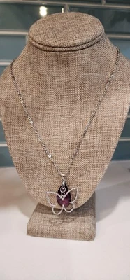 Hermoso collar con dije de mariposa de diamantes de imitación de cristal púrpura 20”-22”  Foto 1 de 4