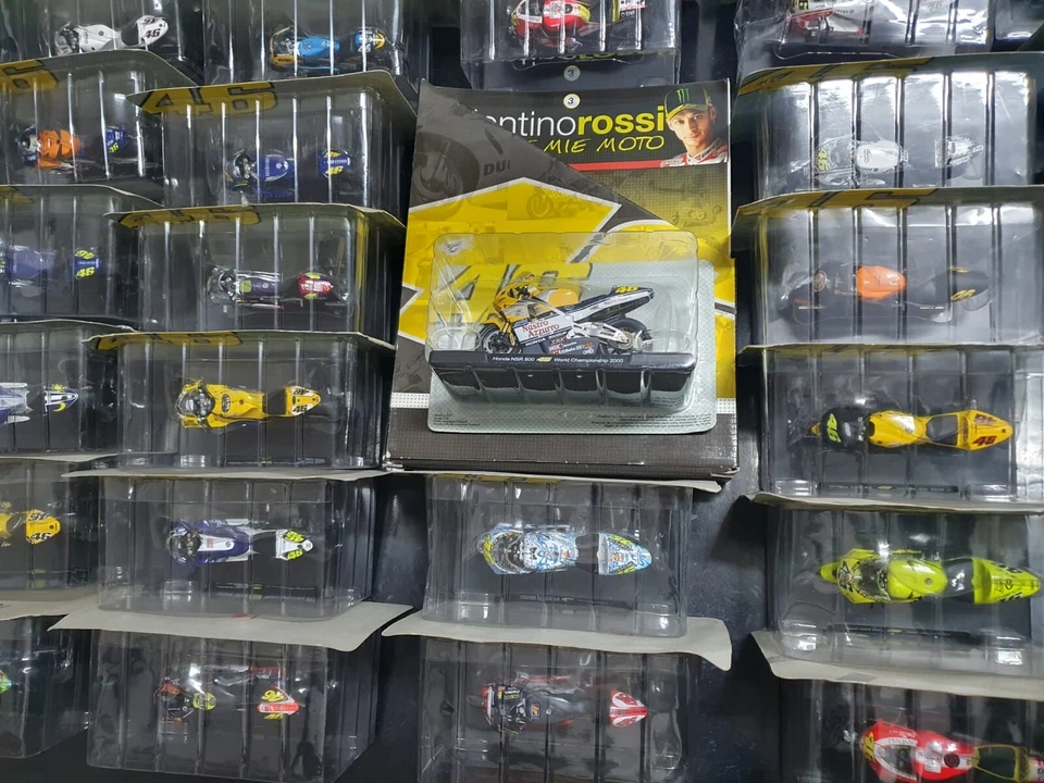 VALENTINO ROSSI TUTTE LE MIE MOTO IN SCALA 1:18 - COLLEZIONE VINTAGE - 46 - Immagine 1 di 1
