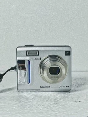 Fujifilm Finepix F440 4.1MP 3.4x Zoom Digital Camera w/Charger From Japan - Image 1 of 4