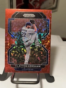Panini Prizm 2022 - Clayton Kershaw #2 Red Disco Prizm/99 - Imagen 1 de 2