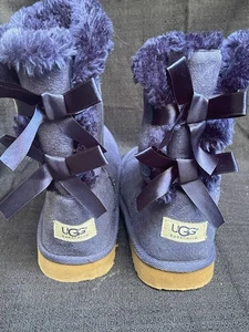 UGG Boots Bailey Bow 11 dunkelblau Größe 8 Zustand wenig gebraucht  - Bild 1 von 10
