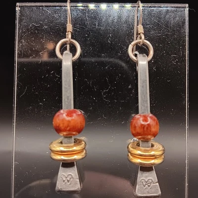 Pendientes artesanales de plata de ley 925 con cuentas de madera pulida y anillos en tono dorado Foto 1 de 4