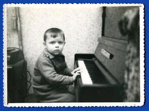 Foto vintage de niño tocando el piano de la era soviética - Imagen 1 de 4
