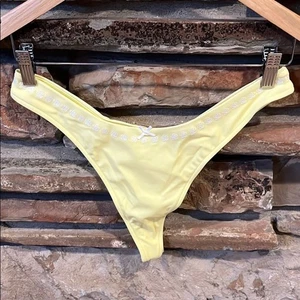 ROSA by Frankie's Bikinis Moon Bay Tanga Amarillo Parte Inferior de Bikini con Detalle Floral - Imagen 1 de 7