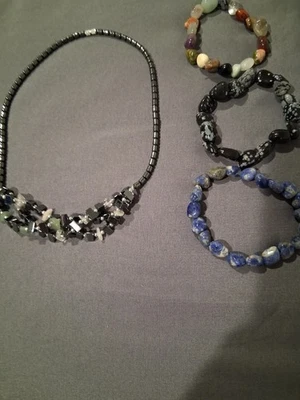 Dos collares de cuentas de hematita más una pulsera gratis a tu elección Foto 1 de 4