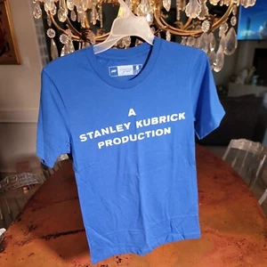Camiseta A Stanley Kubrick Production Logo Naranja Mecánico - Azul Pequeño Mondo - Imagen 1 de 7