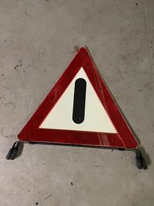 Mercedes-Benz 190 W201 Warning Triangle Genuine A0005905112 - Picture 1 of 2