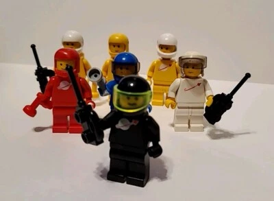 LEGO CLASSIC SPACE MAN MINIFIGURES LOT OF 7 VINTAGE ASTRONAUT 90'S BLACK ,YELLOW - Image 1 of 3