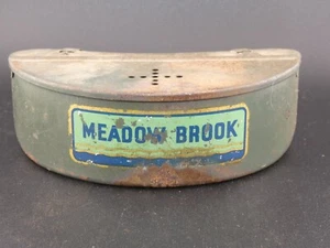 Antique MEADOW BROOK Green Metal Live Bait Box Fishing belt ON holders USA Decor - Picture 1 of 4