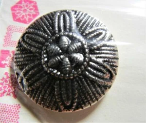 4 VINTAGE NOUVEAUTE METAL DESIGNED BUTTONS ON ORIGINAL CARD - Picture 1 of 3