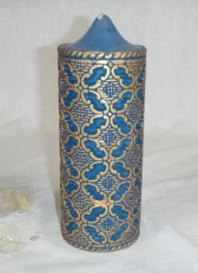 NOS Vintage 60er 70er Jahre Stumpenkerze blau mit gold geformten Akzenten 8" Höhe - Bild 1 von 6
