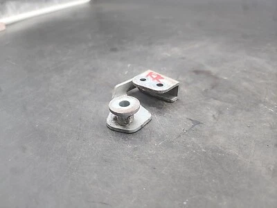 BMW E28 Rear Right Passenger Side Door Latch Loop Striker 82-88 528e 533i H3-536 Foto 1 de 4