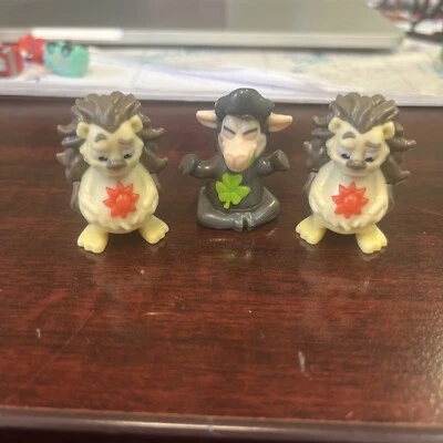 Trébol de cordero oveja gris y 2 puercoespines con sol en el pecho Foto 1 de 4