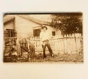 Cartolina d'epoca padre e figlio con corda di pesce vera foto bianco e nero - Foto 1 di 3