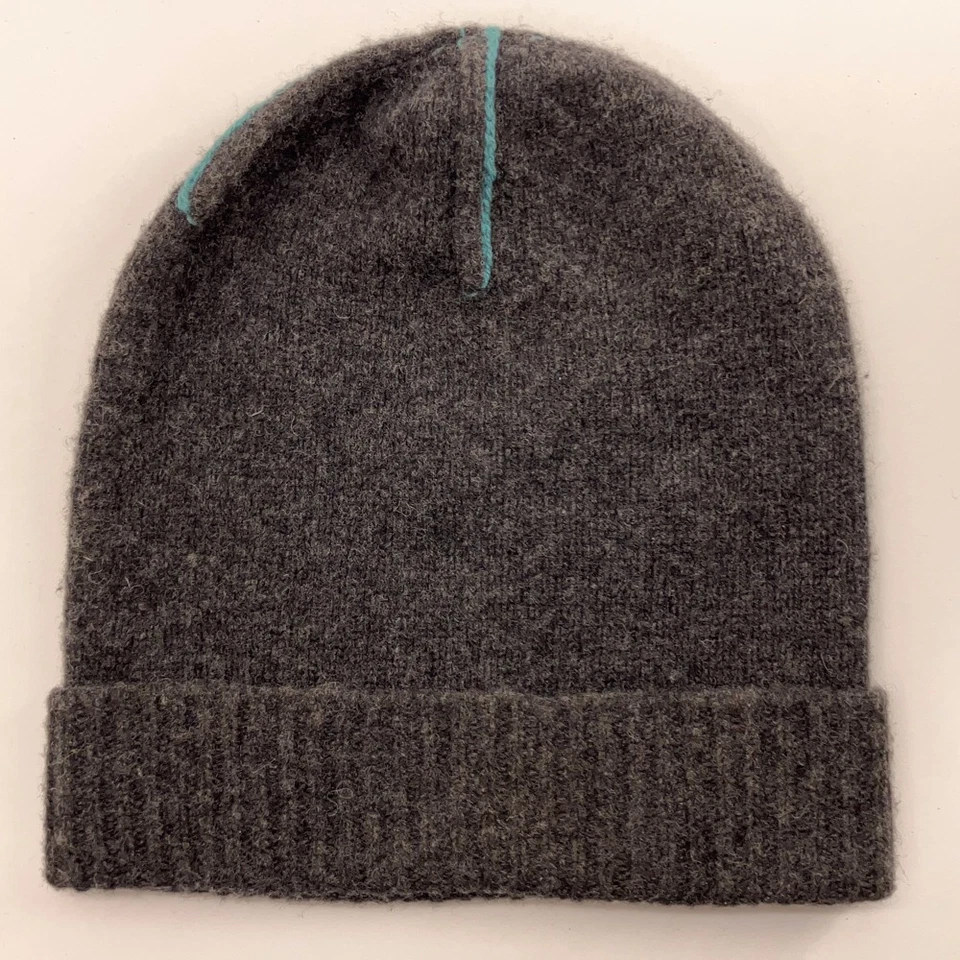 Sombrero de invierno de lana de cordero gris J Crew con detalle verde azulado puntada superior Foto 1 de 4