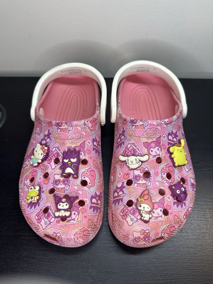 Crocs SANRIO Hello Kitty and Friends com tamancos Jibbitz anexados meninas J 6 - Imagem 1 de 4