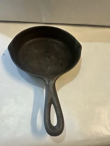 Vintage Lodge No. 3 Cast Iron Skillet W/ 3 Notch Heat Ring - Picture 1 of 9