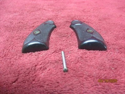 Hopkins & Allen, Model X.L. No. 3 D.A. 32 Cal, Nickel,, PART: Grips w/Screw - Image 1 of 4