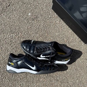 Nike T90 SP Total 90 'Negro' (HJ9351-001) - Reino Unido 9,5 - Trusted Seller ✅ - Imagen 1 de 5