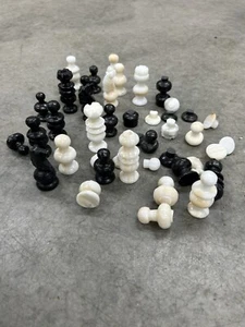 BS9 vintage lot of porcelain marble, chess pieces, some good some broken - Picture 1 of 6