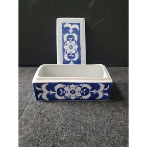 Antigua caja china de porcelana azul y blanca con vides y flores - Imagen 1 de 4