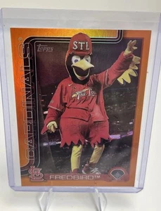 FREDBIRD 2025 TOPPS SERIES 1 CELEBRATION CARDINALS MASCOT #M-22 ORANGE 18/25 - Bild 1 von 3