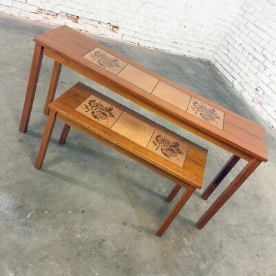 Par moderno escandinavo de mesas consola de sofá anidado de teca con tapas de inserción de azulejos Foto 1 de 4